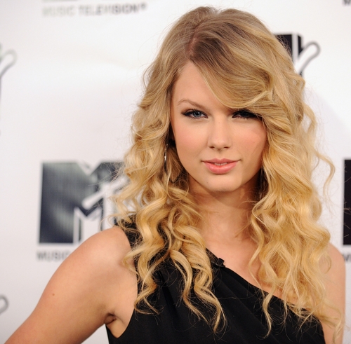 taylor swift hair. Taylor Swift does not look